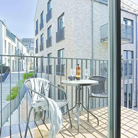 Cohost I Sunny, Bright & New Apt W-balcony @ Renesanso Butas