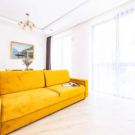 Cohost I Sunny, Bright & New Apt W-balcony @ Renesanso
