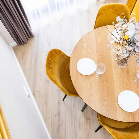 Cohost I Sunny, Bright & New Apt W-balcony @ Renesanso *