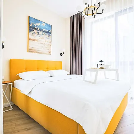 Cohost I Sunny, Bright & New Apt W-balcony @ Renesanso דירה