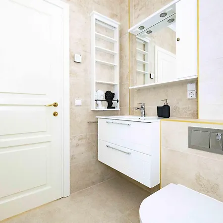 Cohost I Sunny, Bright & New Apt W-balcony @ Renesanso