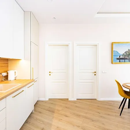 Cohost I Sunny, Bright & New Apt W-balcony @ Renesanso